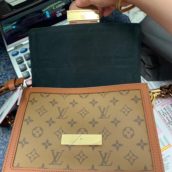 Louis Vuitton - Picture 5 of 7